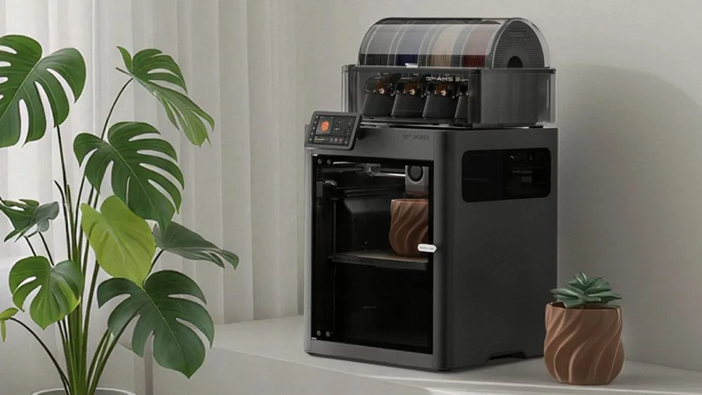 Impressora 3D Bambu Lab X2D com sistema de alimentação superior em ambiente de trabalho