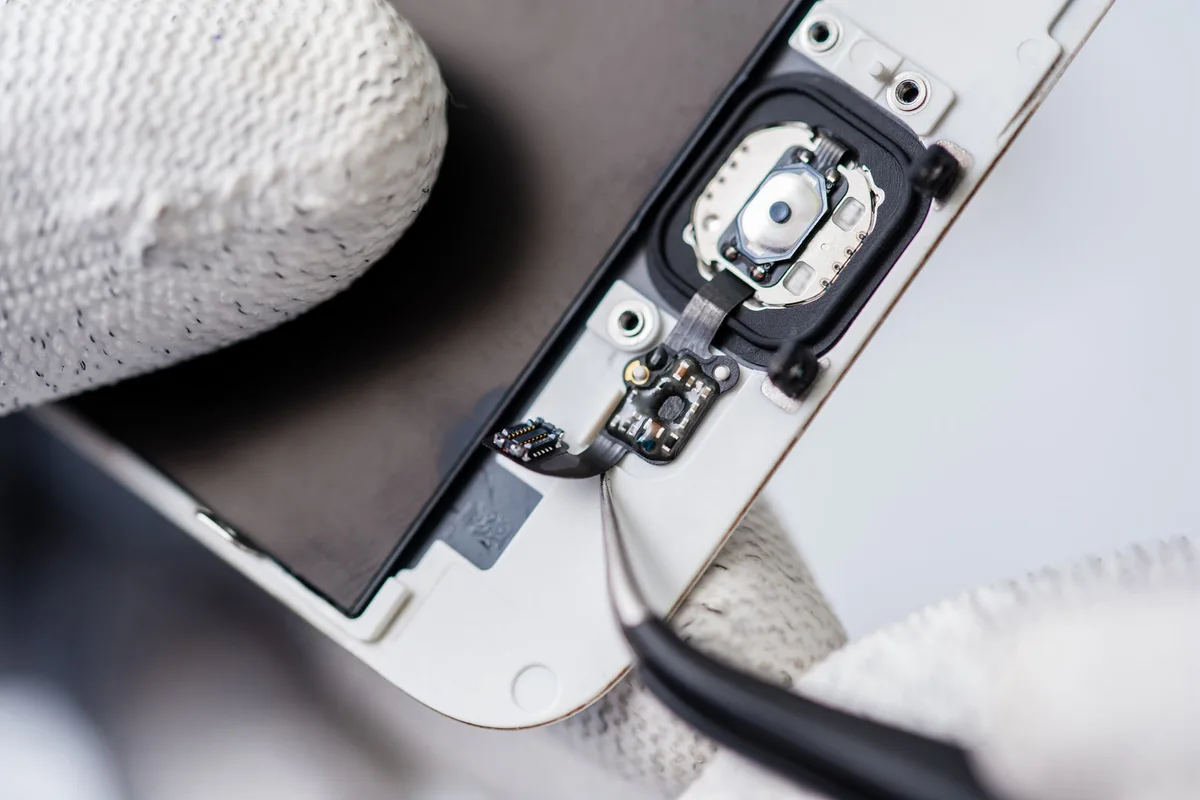 Reparo de componentes de um celular